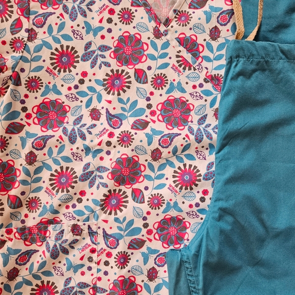 Scrub set - Picture 2 of 2